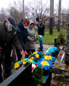 Віктор Бик на покладенні квітів на річниці Чорнобильської трагедії